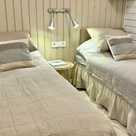 Lilla Huset Bed & Breakfast - Countryside Guesthouse, Free Parking Еребру Екстер'єр фото